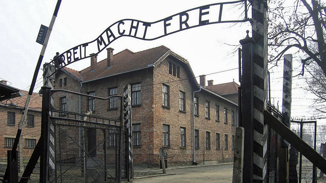 Der Eingang zum KZ Auschwitz. Der polnische Häftling Jan Liwacz schmiedete aus Protest das B unbemerkt verkehrt herum