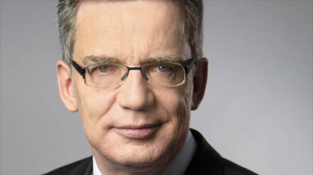 Kirchen sollten Asylsuchenden, die abgeschoben werden müssen, kein Asyl bieten, fordert Innenminister de Maizière