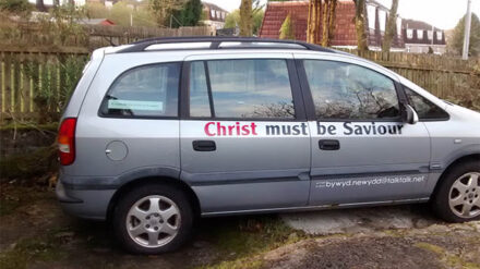 „Christus muss der Retter sein“ steht auf einem Aufkleber der britischen Pfarrerin Wena Parry. Ihrer Versicherung gefällt das nicht
