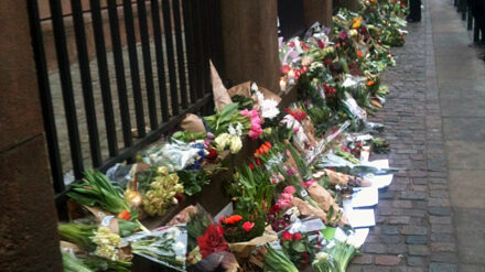 Blumen vor der Kopenhagener Synogoge, wo der Täter nach dem Anschlag auf ein Café einen jüdischen Wachmann erschoss. Einer der beiden Anschläge soll auch einem schwedischen Karikaturisten gegolten haben