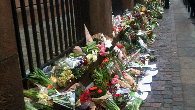 Blumen vor der Kopenhagener Synogoge, wo der Täter nach dem Anschlag auf ein Café einen jüdischen Wachmann erschoss. Einer der beiden Anschläge soll auch einem schwedischen Karikaturisten gegolten haben