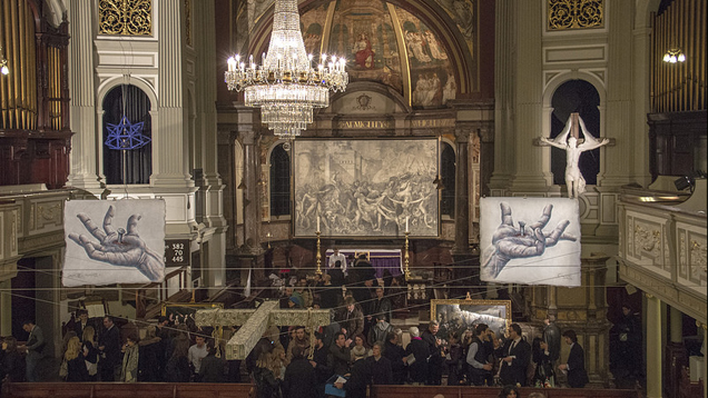 Wie Künstler die Passion Christi verarbeiten, zeigt zum zweiten Mal die Ausstellung „Stationen des Kreuzes“ in einer Londoner Kirche. Diesmal dabei: Eine Marmorskulptur des Punkrockers Pete Doherty am Kreuz. Hier ein Bild der Ausstellung im letzten Jahr