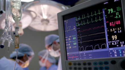 In Deutschland gilt: Lebenswichtige Organe dürfen erst nach dem Hirntod entnommen werden. Doch diese Praxis ist umstritten