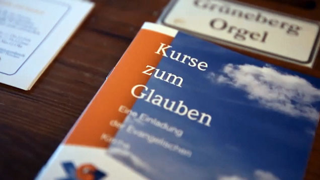 Mit einen neuen Kurzfilm lädt die EKBO zur Glaubenskursen ein