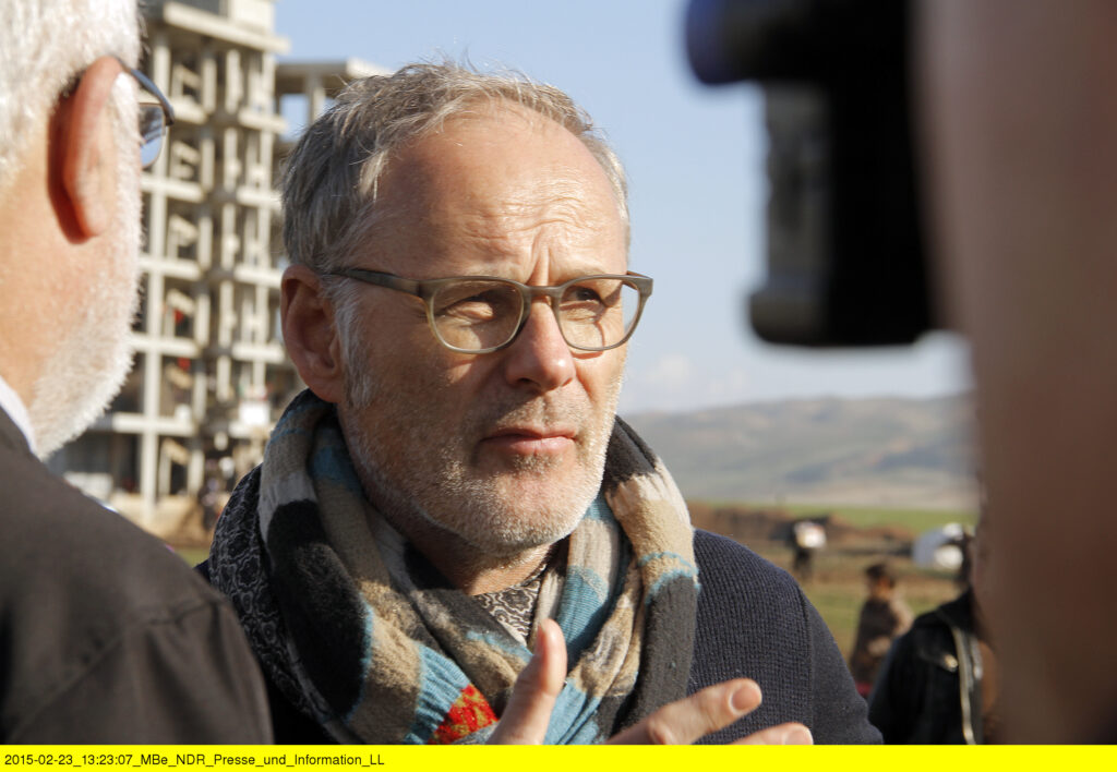 Reinhold Beckmann bei seinen Recherchen in Syrien