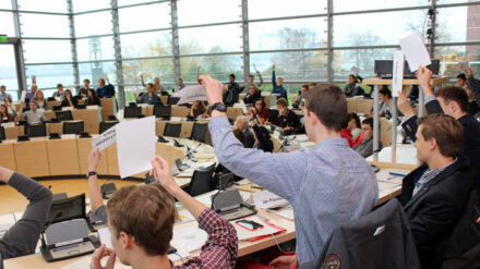 Die Abgeordneten stimmten im vergangenen Oktober für eine Verfassung ohne Gottesbezug. Eine Volksinitiative will das nicht hinnehmen (Archivbild)