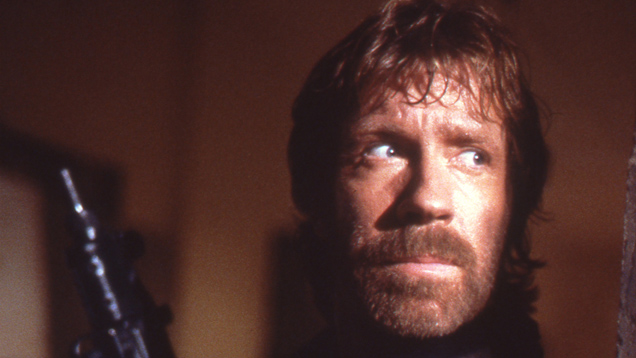 Chuck Norris 1986 am Set des Films „Delta Force”