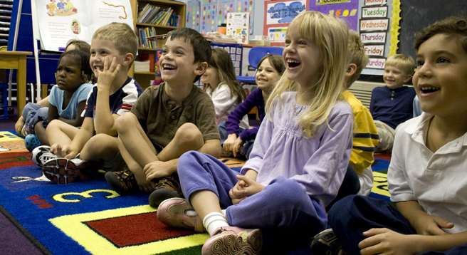 Viel Spaß haben die Kinder hier im Kindergarten. Im niederbayerischen Essenbach hat sich der Gemeinderat dagegen entschieden, einem Kindergarten einen religiösen Namen zu geben