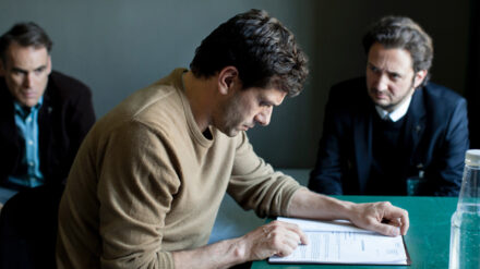 Die Freundschaft der Priesterkollegen Jakob, Dominik und Oliver (v.l.) wird durch den Vorwurf, Dominik habe einen Jungen sexuell misshandelt, hart auf die Probe gestellt