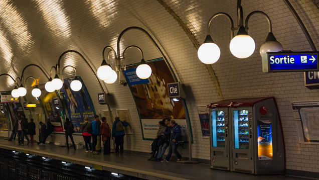 „Les Prêtres“ dürfen nun in der Pariser U-Bahn „Metro“ Reklame für ihr Benefitzkonzert machen