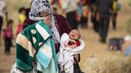 Es sind Tränen der Erschöpfung und Erleichterung, die diese junge Syrerin verbirgt. Auf der Flucht vor dem syrischen Bürgerkrieg hat sie mit ihrem erst wenige Wochen alten Säugling gerade die kurdische Grenze überquert