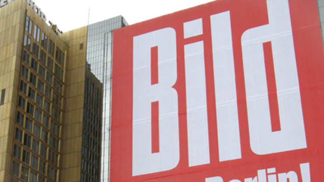 Bild-Werbung am Springer-Hochhaus in Berlin