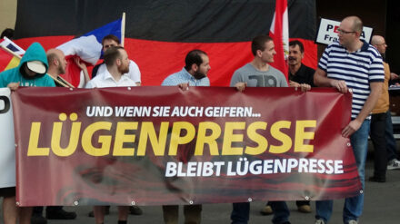 Medienschelte bei einer Pegida-Demonstration in Frankfurt