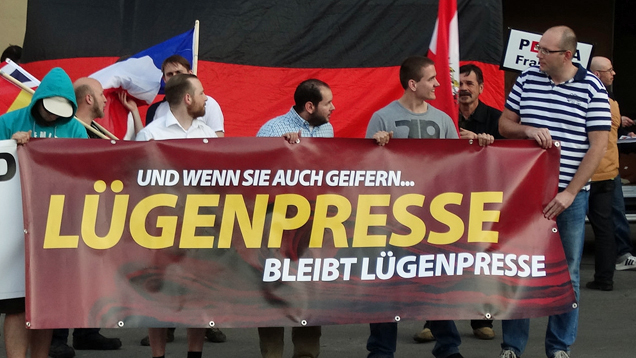 Medienschelte bei einer Pegida-Demonstration in Frankfurt