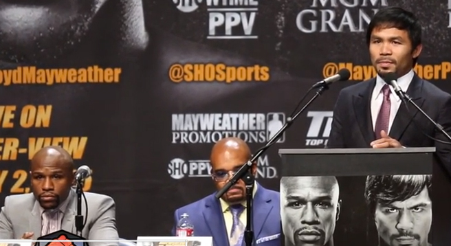 Die beiden Kontrahenten bei der Pressekonferenz: Manny Pacquaio (am Mikrofon) und sein Herausforderer Floyd Mayweather links