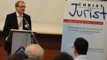 Dr. Matthias Cornils ist Professor für Medienrecht, Kulturrecht und öffentliches Recht an der Universität Mainz