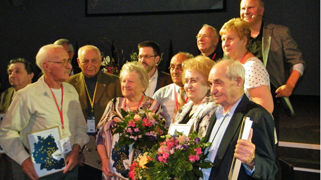 Der Initiator des „Marschs für das Leben“, Jobst Bittner (re. oben) hat zur Gedenkfeier 70 Jahre nach dem Ende des Zweiten Weltkriegs auch Holocaust-Überlebende eingeladen