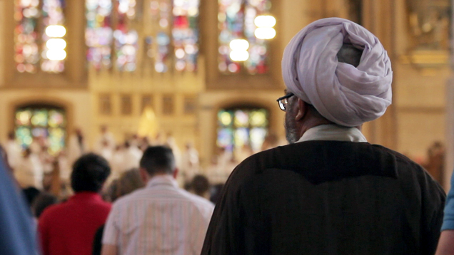 Ein Moslem aus dem Iran im katholischen Gottesdienst: So sieht Begegnung in About the Other aus