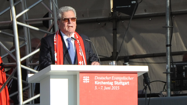 Gauck sagt in seiner Rede während des Eröffnungsgottesdienstes über Menschen, die aus dem Glauben leben: „Sie suchen Antworten, die sie zum Handeln befähigen“