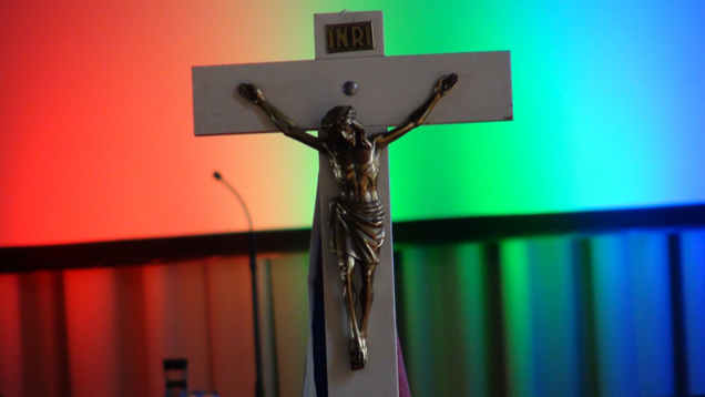 Das Kreuz im Zeichen des Regenbogens – oder umgekehrt?