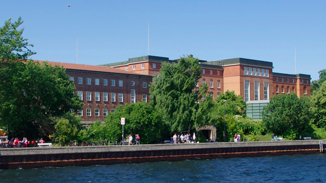 Die Politiker im Landtag von Schleswig-Holstein müssen sich nach einer erfolgreichen Volksinitiative wieder mit einem Gottesbezug in der Verfassung beschäftigen