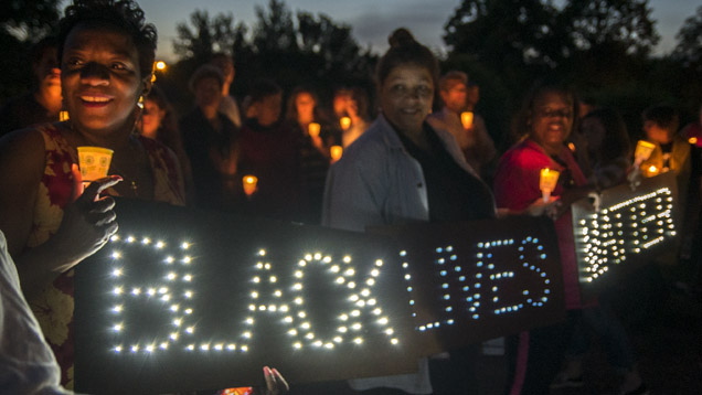 Menschen in der Stadt Madison gedenken der Opfer von Charleston und erheben ihre Stimme gegen Rassismus: „Schwarze Leben zählen“