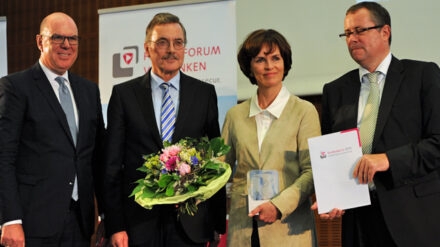V.l.n.r.: Johannes Sczepan, Geschäftsführer von Plansecur, Jury-Chef Jürgen Stark, Nicola Leibinger-Kammüller und Laudator Holger Steltzner