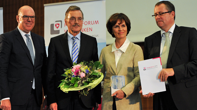 V.l.n.r.: Johannes Sczepan, Geschäftsführer von Plansecur, Jury-Chef Jürgen Stark, Nicola Leibinger-Kammüller und Laudator Holger Steltzner