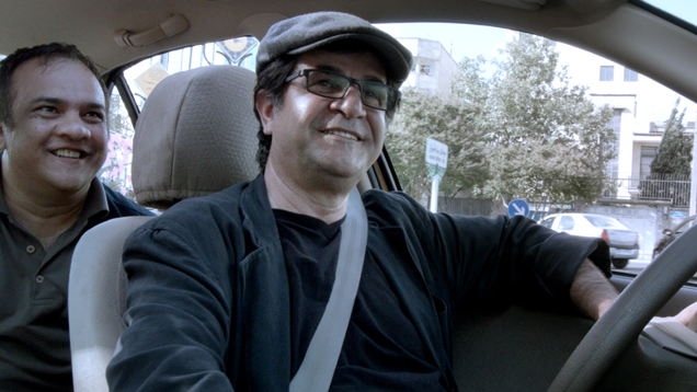 Der iranische Filmemacher Jafar Panahi (rechts) spielt sich in "Taxi" selbst. Das iranischer Regime verweigert ihm bis heute die Ausreise