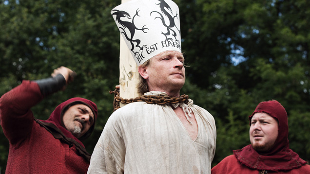 Jan Hus (hier im Arte-Film dargestellt von Matěj Hádek) verteidigt seine Schriften standhaft. Er erzürnt durch seine Unbeugsamkeit mächtige Geistliche, deren System keine Kritiker erduldet