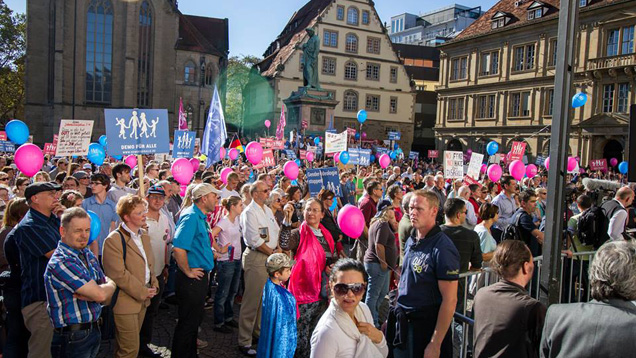 Durch die Formulierung einer dpa-Meldung konnte der falsche Eindruck entstehen, Bildungsplan-Gegner seien vermummt und bewaffnet gewesen