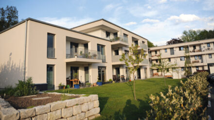 Das Mehrgenerationenwohnprojekt sieht von außen wie eine ganz normale Wohnanlage aus