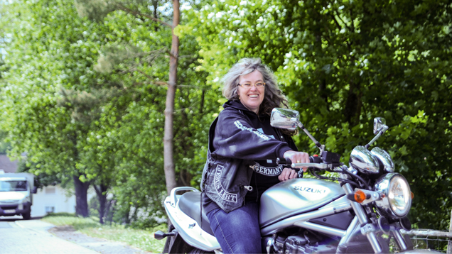 Auf ihrem Motorrad fühlt sich Helma frei. Sie gehört einem christlichen Motorradclub an