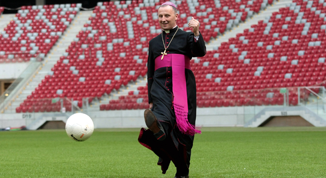 Kickende Priester oder die „Hand Gottes“: Nicht nur der Glaube an den Verein, sondern auch der an Gott spielen in der Baseler Ausstellung „Fußball und Religion” eine Rolle