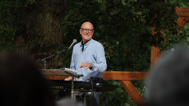 Der Liedermacher und Komponist Siegfried Fietz hat seinen Skulpturenpark mit einem OpenAir-Konzert eröffnet