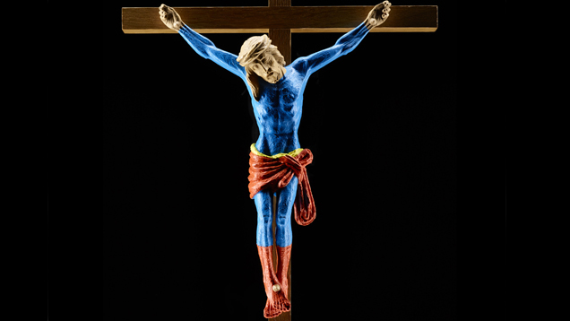 Mit diesem Kruzifix startete die Künstlergruppe Gotensieben ihre Ausstellung „Sons“: Der „Son 1“ erinnert an Superman