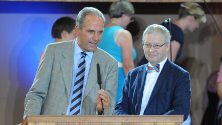 Der DEA-Vorsitzende Michael Diener (links) und Generalsekretär Hartmut Steeb (rechts) begrüßen die Gäste