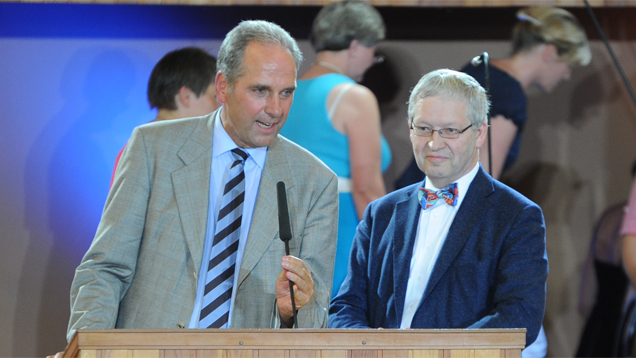 Der DEA-Vorsitzende Michael Diener (links) und Generalsekretär Hartmut Steeb (rechts) begrüßen die Gäste