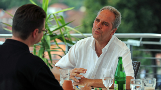 Allianzvorsitzender Michael Diener (rechts) stellt sich in Bad Blankenburg den Fragen von KEP-Geschäftsführer Christoph Irion (links)