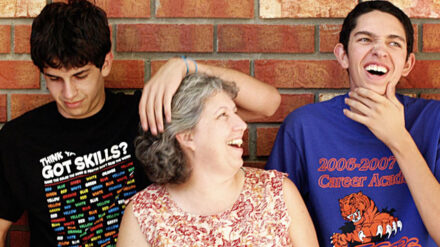 Mutter mit Söhnen: Ein gutes Familienmiteinander soll die Gefahr einer Radikalisierung der Kinder senken