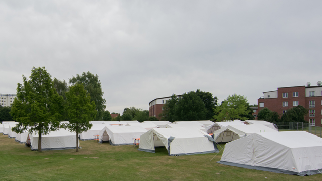 Im Jenfelder Moorpark in Hamburg wurde im Juli kurzfristig mit Zelten ein Erstaufnahmelager für 800 Flüchtlinge errichtet. Verärgerte Anwohner protestierten dagegen. Die Flüchtlingsfrage wird Deutschland noch länger beschäftigen