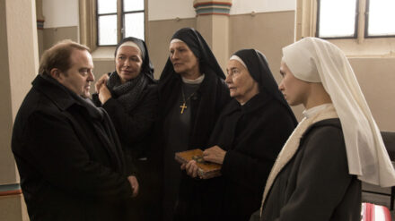 Pfarrer Dobisch (Gustav Peter Wöhler), Schwester Brionie (Therese Hämer), Schwester Johanne (Suzanne von Borsody), Schwester Ruth (Alina Levshin), Schwester Phillipa (Gertrud Roll)