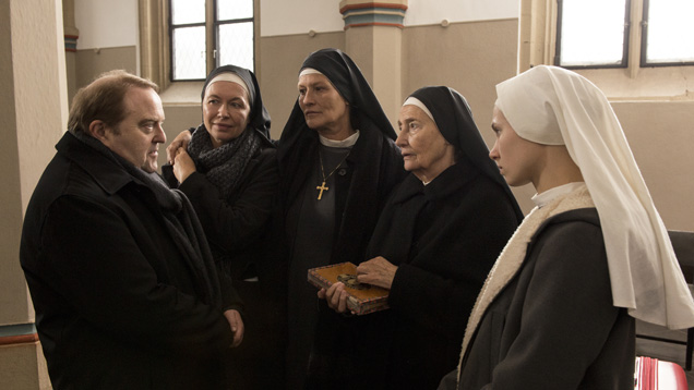 Pfarrer Dobisch (Gustav Peter Wöhler), Schwester Brionie (Therese Hämer), Schwester Johanne (Suzanne von Borsody), Schwester Ruth (Alina Levshin), Schwester Phillipa (Gertrud Roll)