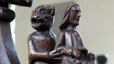 Der Teufel drangsaliert den Menschen – das zeigt diese Schnitzerei in einer Kirchenbank. Wer sich vom Teufel besessen wähnt, kann in der Katholischen Kirche Hilfe vom Exorzisten bekommen