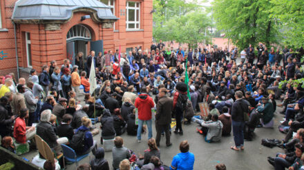 Immer mehr Menschen beantragen in Deutschland Asyl. Trotz aller offener Fragen gilt es, sich dieser Herausforderung zu stellen und Lösungen dafür zu finden wie hier in einem Willkommenszentrum für Flüchtlinge in Hamburg