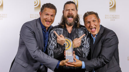 Die Gewinner in der Kategorie "Beste Sendung": Stefan Kreutzer (li.) und Stefan Schwabeneder (re.) von BAYERN 3, mit Laudator Rea Garvey