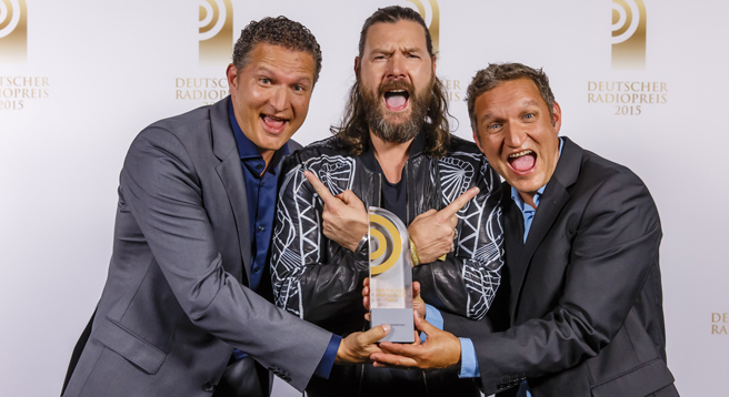 Die Gewinner in der Kategorie "Beste Sendung": Stefan Kreutzer (li.) und Stefan Schwabeneder (re.) von BAYERN 3, mit Laudator Rea Garvey