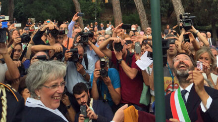 Links die Bürgermeisterin der Lutherstadt Eisleben, Jutta Fischer; rechts mit Schärpe: Roms Bürgermeister Ignazio Marino