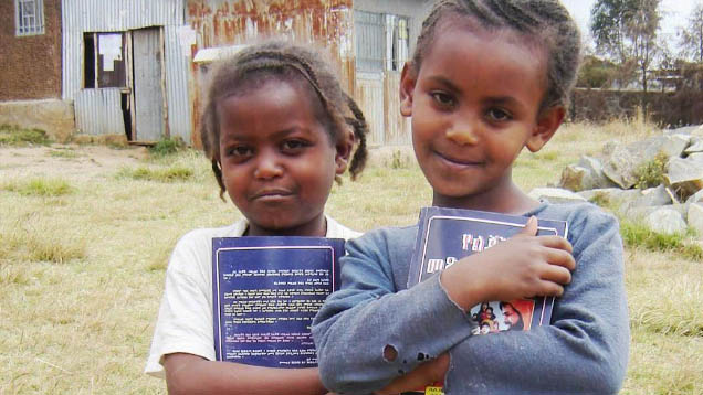 Glückliche Kinder: Zwei Mädchen in Äthiopien mit ihrer ersten eigenen Kinderbibel