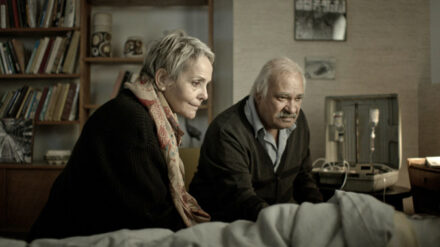 Levana (Levana Finkelstein) und ihr Mann Jetzechiel (Ze'ev Erach) stehen ihrer alten Freundin zur Seite